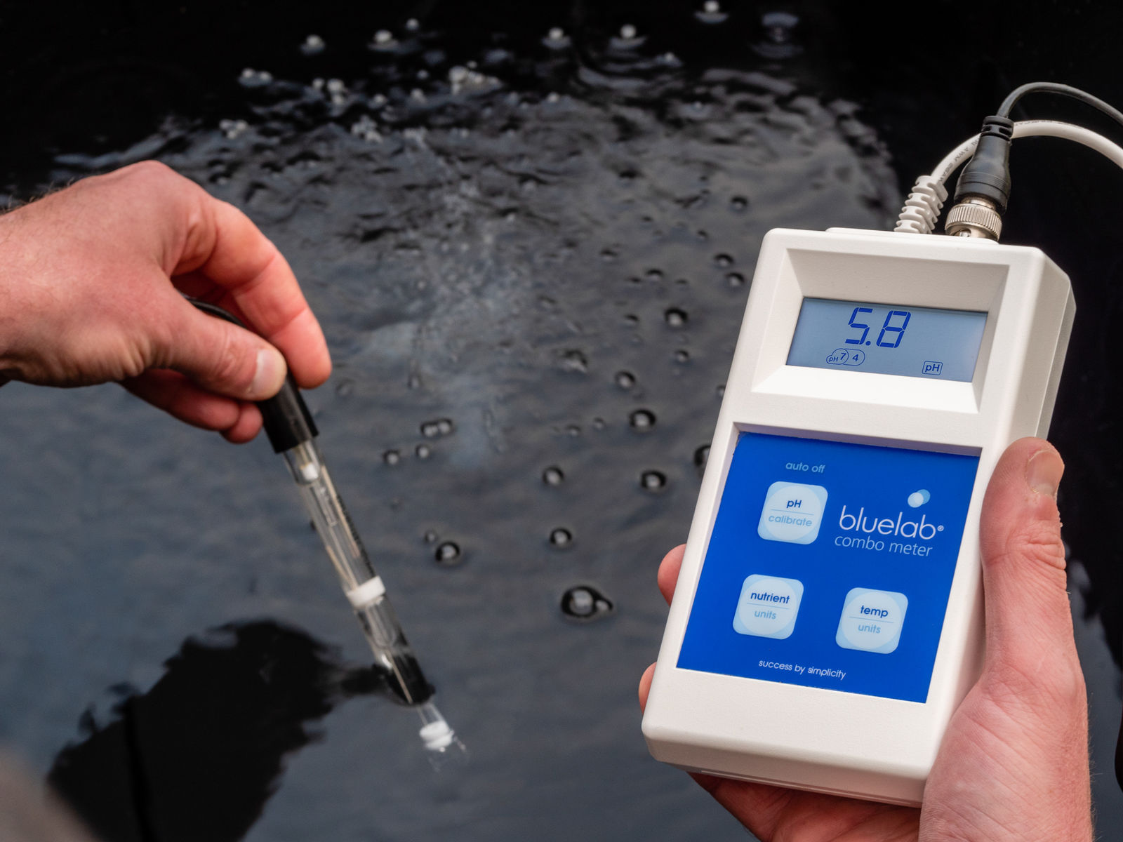 Using a Bluelab Combo Meter to test the pH of a reservoir