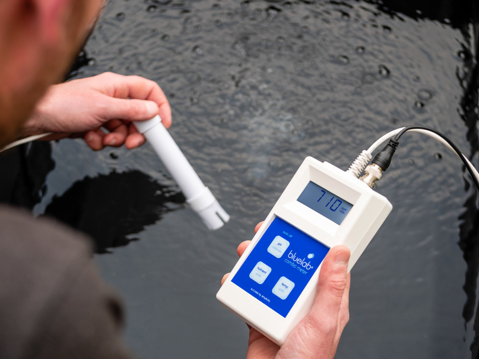 Measuring EC in a reservoir using the Bluelab Combo Meter