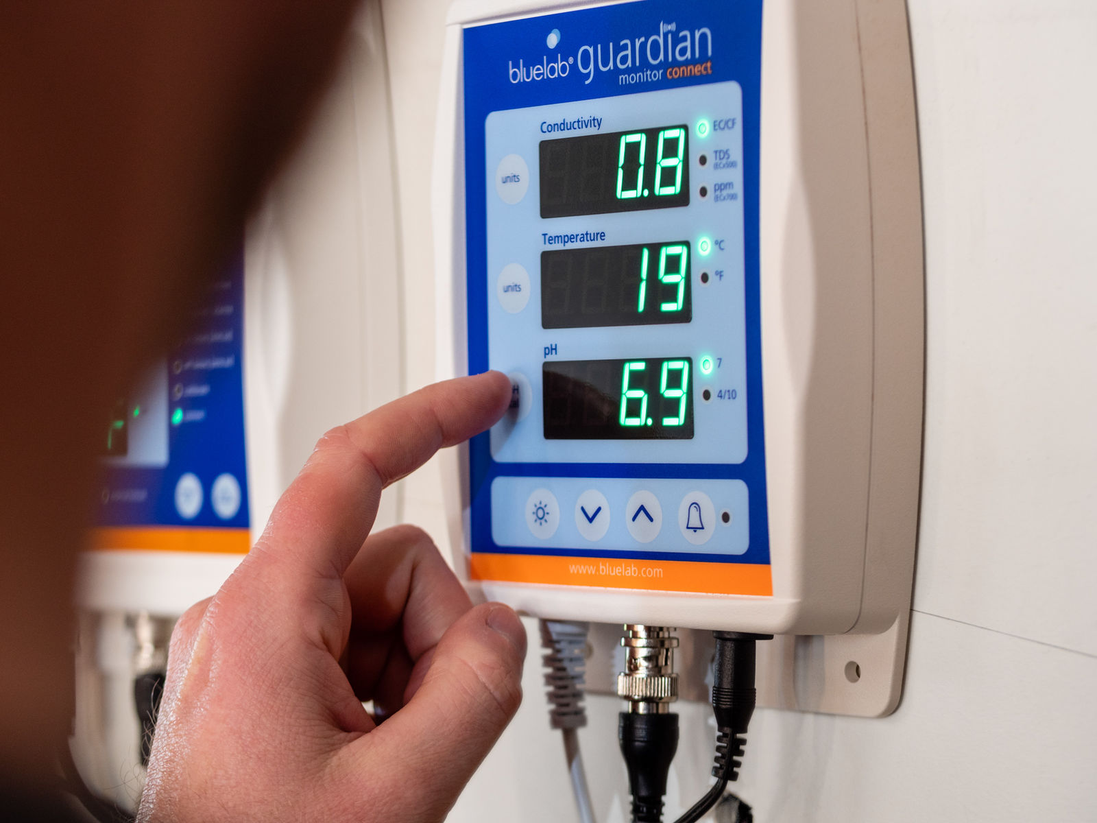 Checking parameters on a Bluelab Guardian Monitor